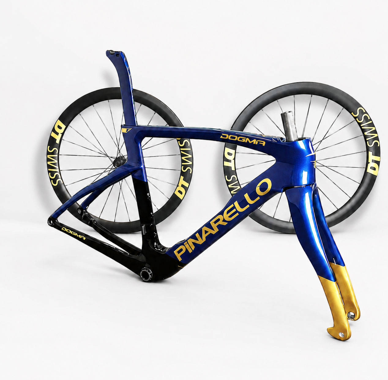 Pinarello Dogma azul, negro y dorado 4