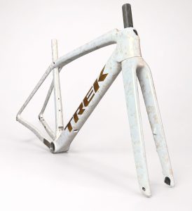 Trek Boone pintada en blanco perla y oro 6